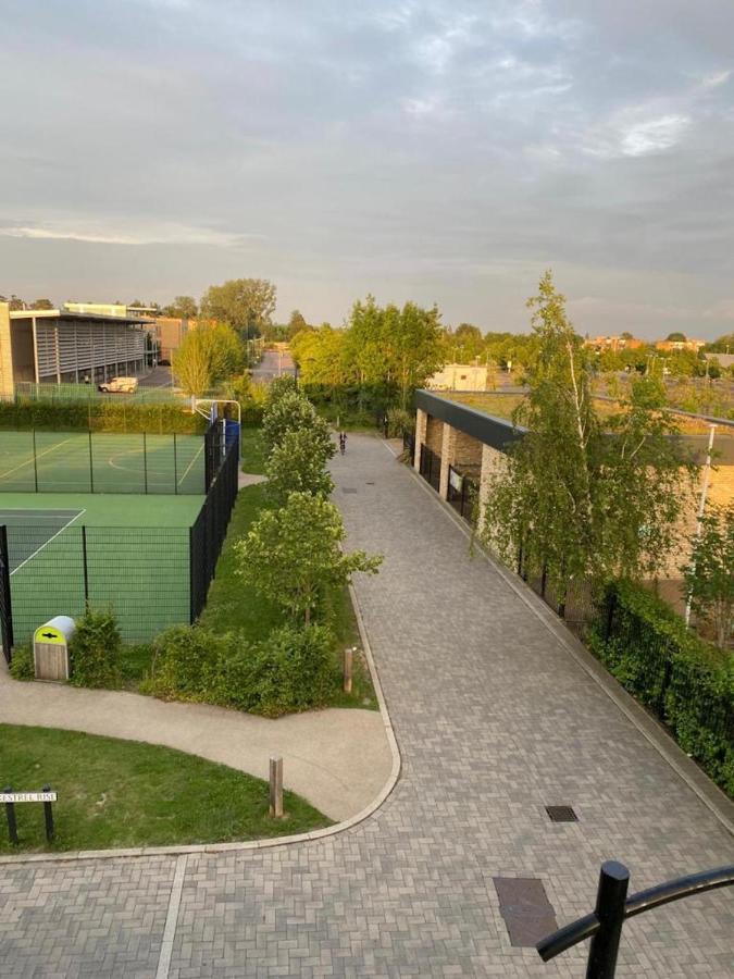 Contemporary Trumpington Apartment With Self Check-In ,Free On-Site Parking, Terrace, Super Fast Wifi & 5 Mins Drive To Papworth & Addenbrookes Hospitals Cambridge  Exterior foto