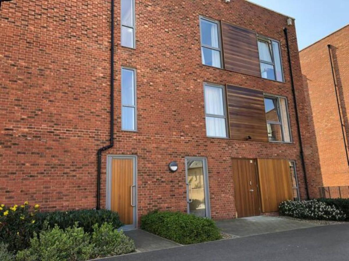 Contemporary Trumpington Apartment With Self Check-In ,Free On-Site Parking, Terrace, Super Fast Wifi & 5 Mins Drive To Papworth & Addenbrookes Hospitals Cambridge  Exterior foto