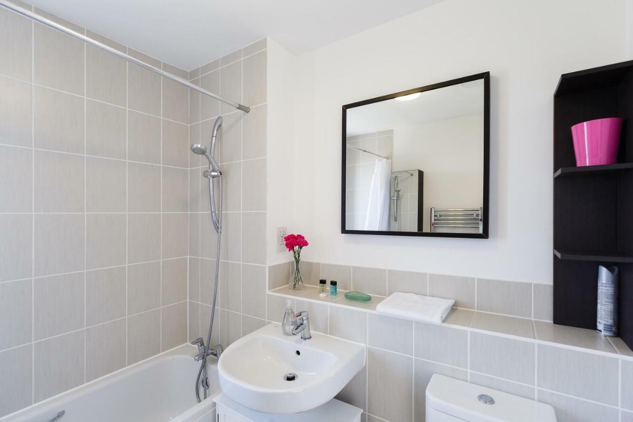 Contemporary Trumpington Apartment With Self Check-In ,Free On-Site Parking, Terrace, Super Fast Wifi & 5 Mins Drive To Papworth & Addenbrookes Hospitals Cambridge  Exterior foto